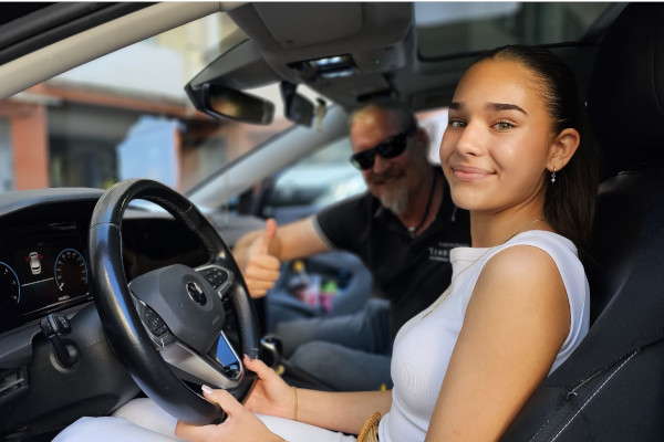 Absolventin oder Absolvent der Fahrschule Trenkler mit dem bestandenen Führerschein